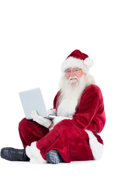 Papai Noel senta e usa um laptop — Fotografia de Stock
