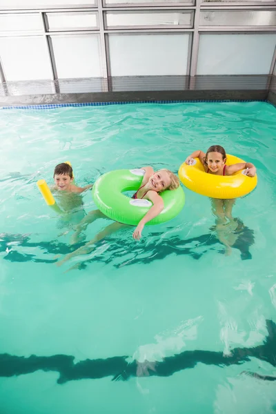 Barnen i poolen — Stockfoto