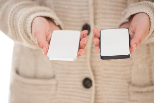 Primer plano de la mujer mostrando teléfonos inteligentes — Foto de Stock