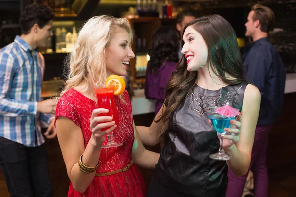 Pretty friends drinking a cocktail — Stock Photo, Image