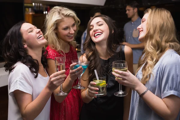 Hübsche Freundinnen beim gemeinsamen Drink — Stockfoto