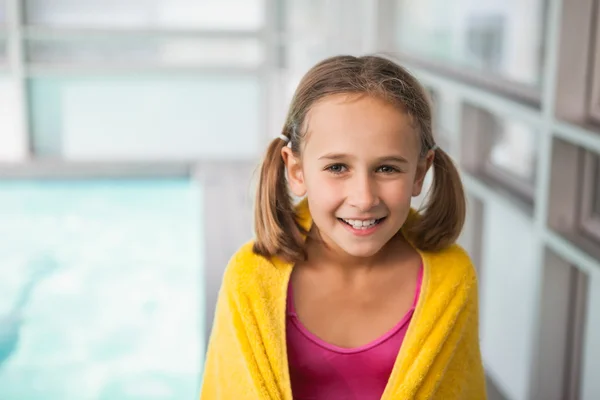 Kleines Mädchen sitzt am Pool — Stockfoto