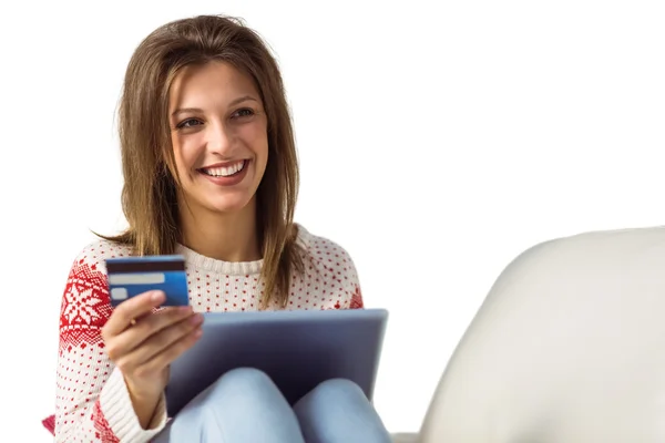 Vrouw doet online winkelen met laptop en creditcard — Stockfoto