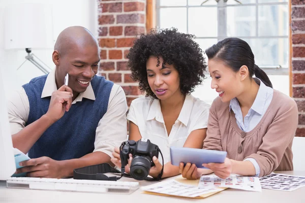 Bildredaktörer tittar på kameran i office — Stockfoto