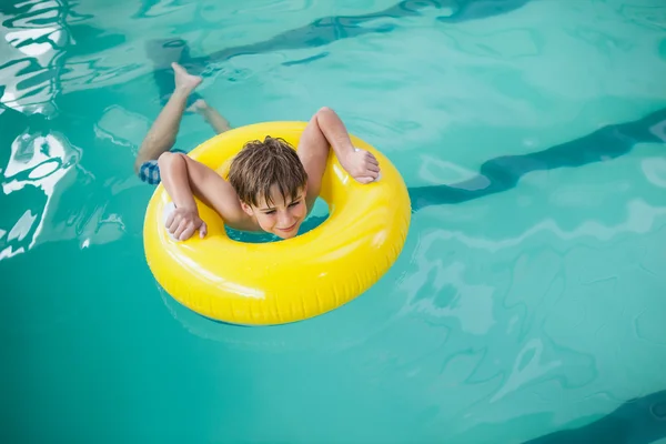 Junge schwimmt mit Gummiring — Stockfoto