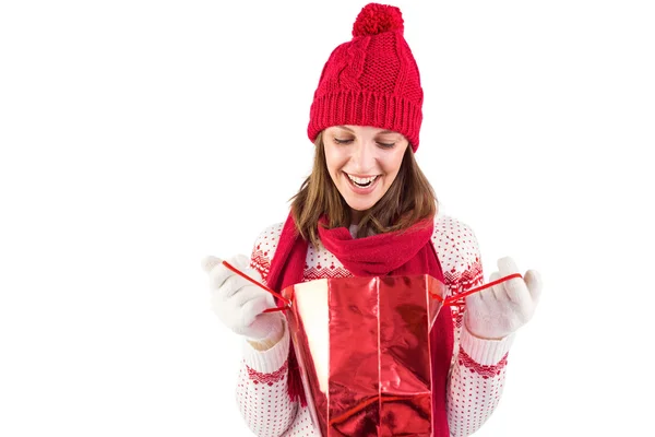 Lachende santa vrouw op zoek naar boodschappentas — Stockfoto