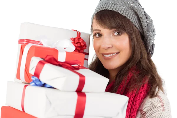 Retrato de uma mulher bonita segurando pilha de presentes — Fotografia de Stock