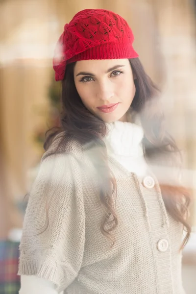 Retrato de una atractiva morena con sombrero rojo —  Fotos de Stock