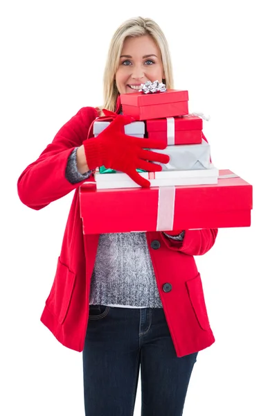 Festliche Blondine mit vielen Geschenken — Stockfoto