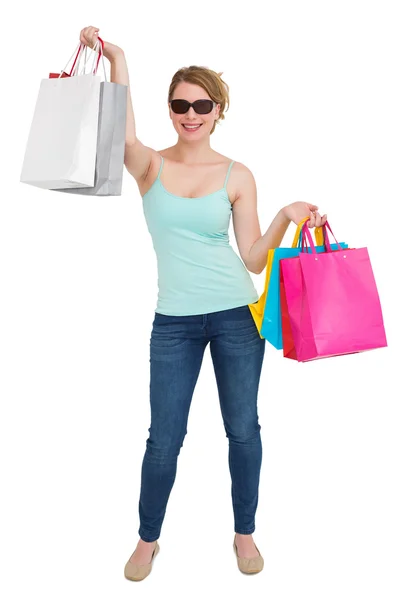 Donna che tiene borse della spesa con gli occhiali da sole — Foto Stock