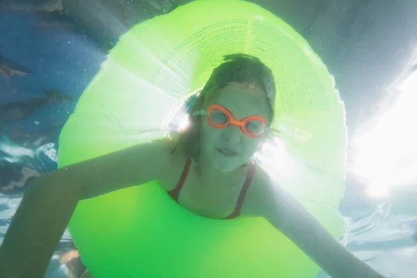 Cute kid posing underwater in pool — Stock Photo, Image