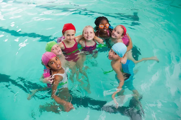 Barnen i poolen — Stockfoto