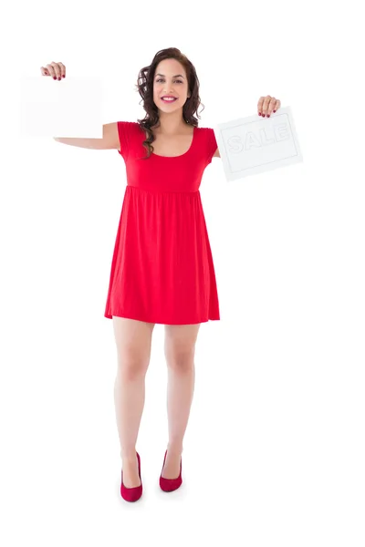 Elegante morena en vestido rojo sosteniendo páginas —  Fotos de Stock