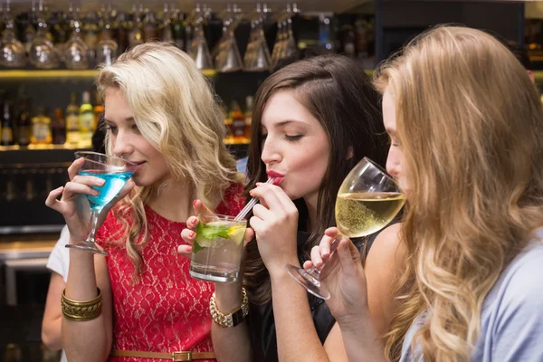 Happy friends having a drink together — Stock Photo, Image