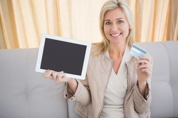 Bastante rubia de compras en línea con tableta —  Fotos de Stock