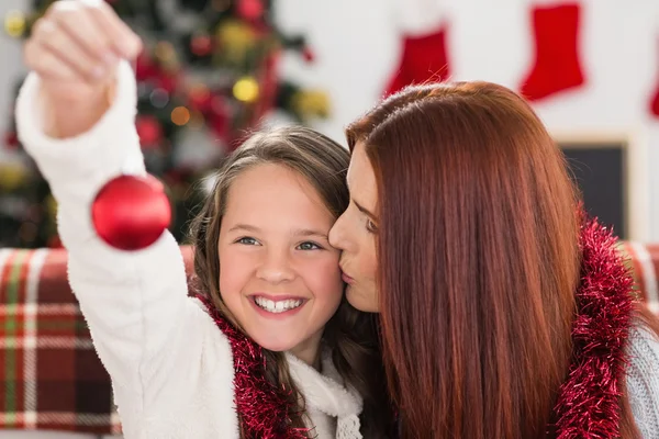 Feestelijke moeder en dochter houden kerstballen — Stockfoto