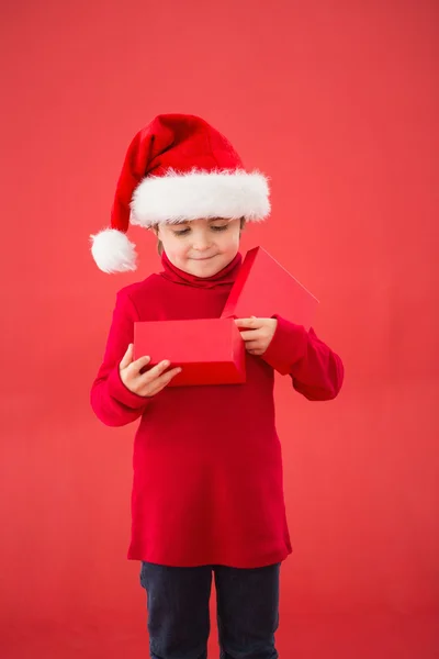 Festlig liten pojke öppna en gåva — Stockfoto