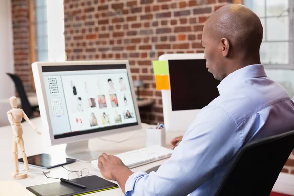 Businessman looking at computer monitor — Stock Photo, Image