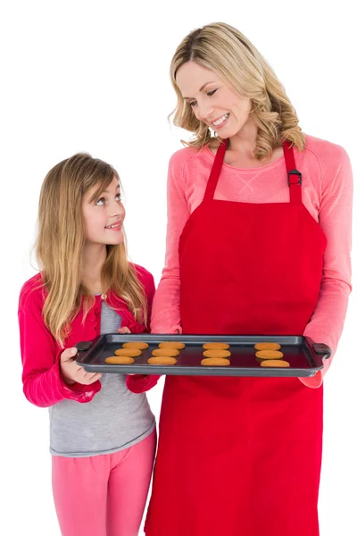 Madre e hija festiva haciendo galletas de Navidad — Foto de Stock