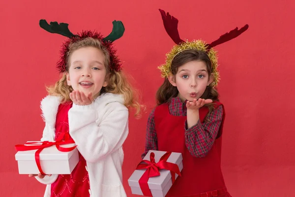 Niñas festivas sosteniendo regalos — Foto de Stock