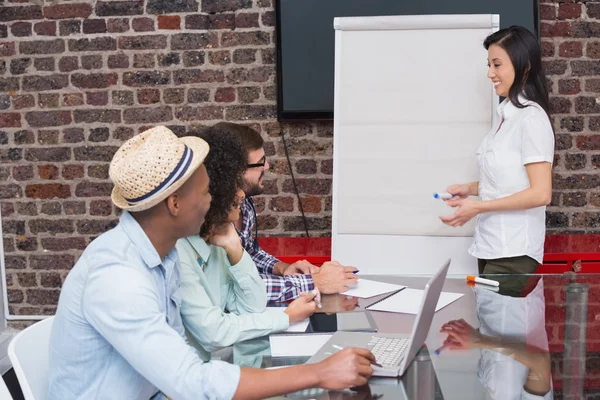 Businesswoman giving presentation to colleagues — Stock Photo, Image
