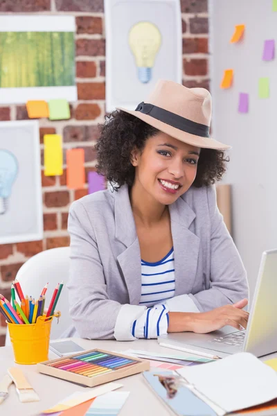 Diseñadora de interiores femenina usando laptop — Foto de Stock