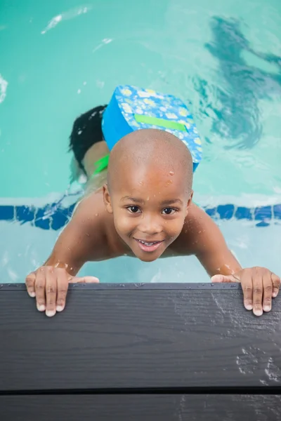 Liten pojke ler i poolen — Stockfoto