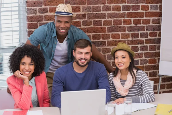 Kreativa team med laptop i möte — Stockfoto