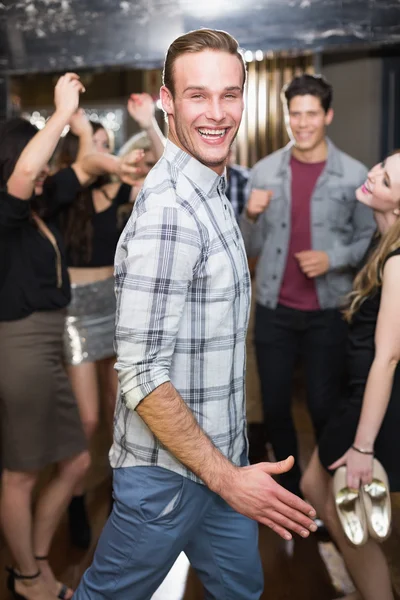 Стильний чоловік посміхається на танцмайданчику — стокове фото