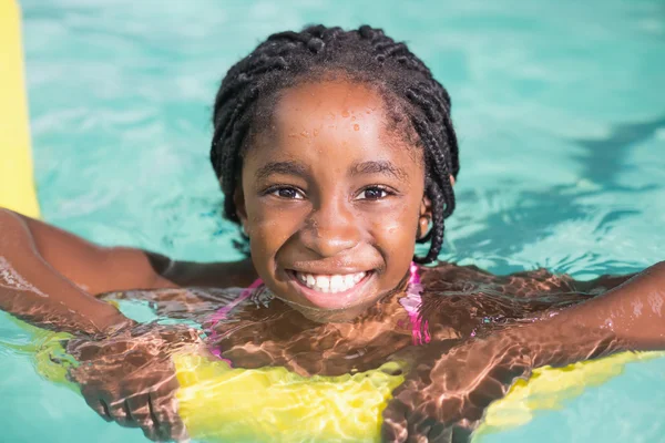 Carino bambina nuotare in piscina — Foto Stock