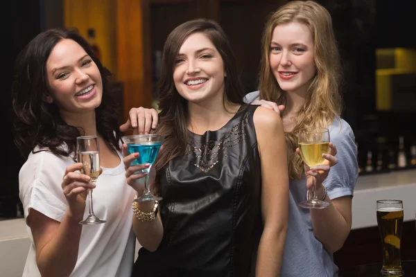 Bonitos amigos tomando una copa juntos — Foto de Stock