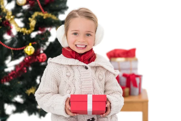 Menina festiva segurando um presente — Fotografia de Stock