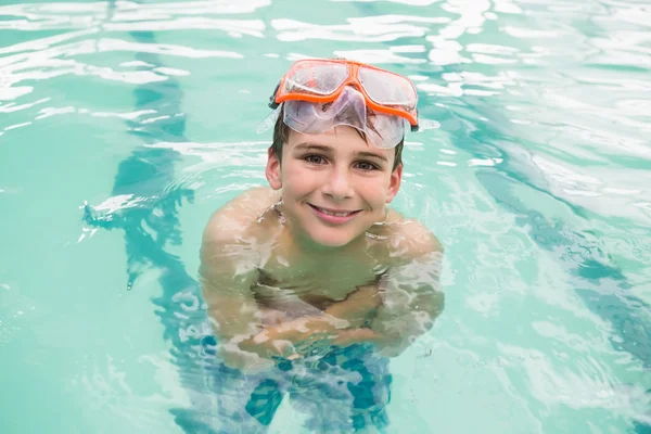 Симпатичный мальчик в бассейне — стоковое фото