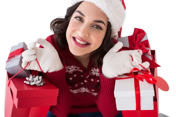 Sorrindo morena segurando sacos de compras cheios de presentes — Fotografia de Stock