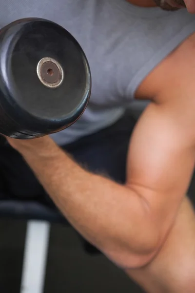 Hombre haciendo ejercicio con mancuerna —  Fotos de Stock