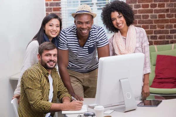 Kreative Geschäftsleute nutzen Computer — Stockfoto