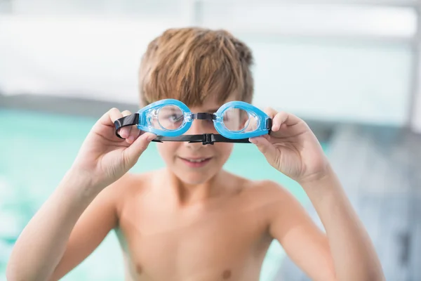 Lindo niño de pie junto a la piscina — Foto de Stock