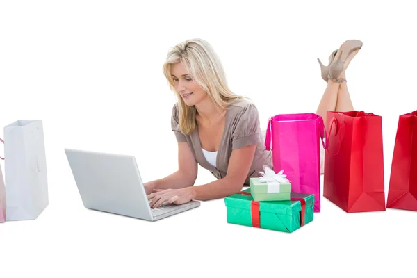Счастливая блондинка делает покупки онлайн с ноутбуком — стоковое фото