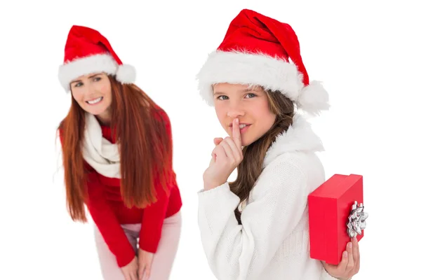 Mãe e filha com presente de Natal — Fotografia de Stock