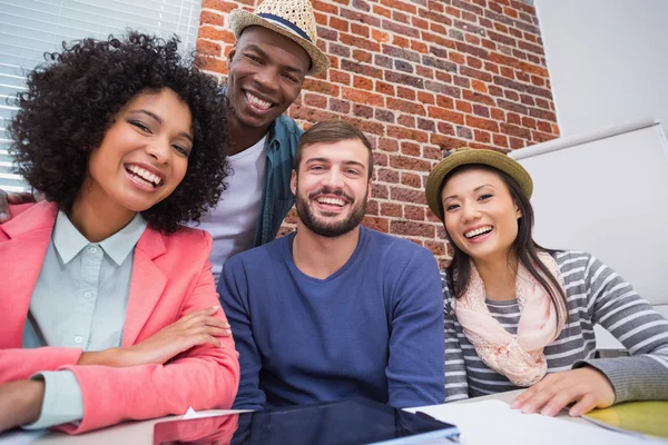 Portret van gelukkig creatieve team op kantoor — Stockfoto