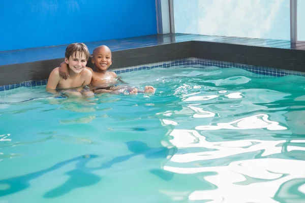 Meninos sentados na piscina — Fotografia de Stock