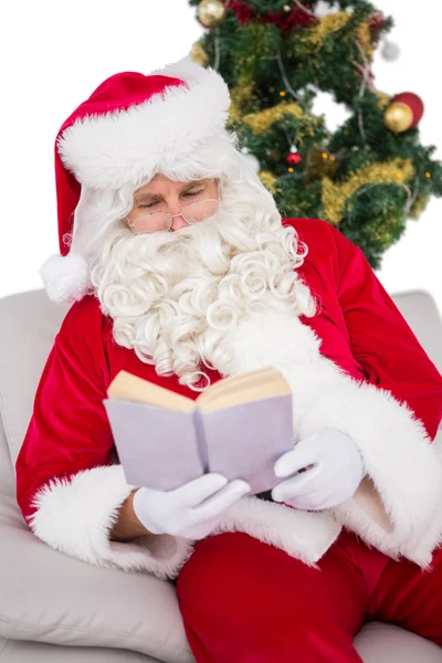 Rilassato Santa lettura sul divano — Foto Stock