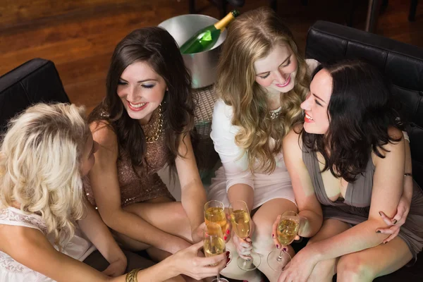 Hübsche Freundinnen beim gemeinsamen Drink — Stockfoto