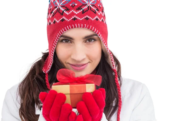 Usměvavá brunetka v zimní oblečení drží dárek — Stock fotografie