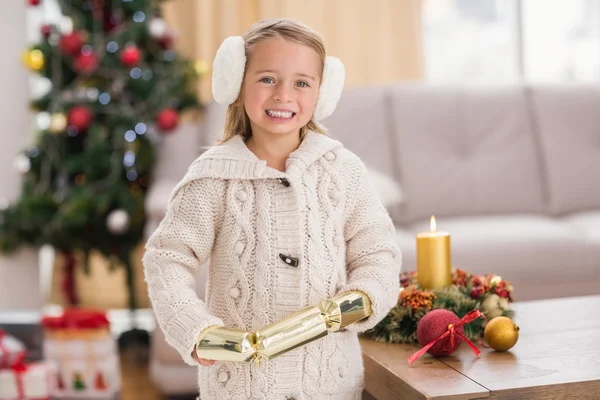 Świąteczny dziewczynka gospodarstwa krakingu — Zdjęcie stockowe