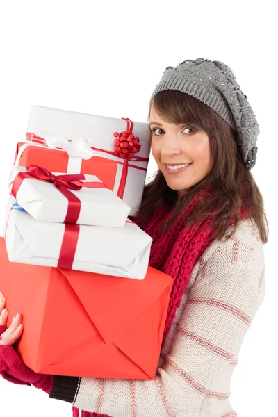 Slavnostní bruneta drží hromadu dárků — Stock fotografie