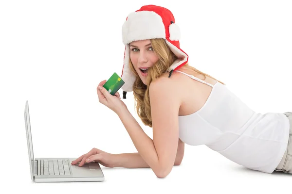 Glückliche Frau beim Online-Shopping auf dem Boden liegend — Stockfoto