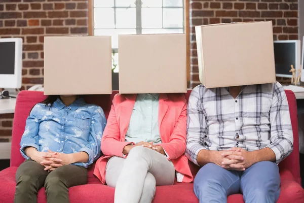 Бізнес команда з коробками над головами — стокове фото