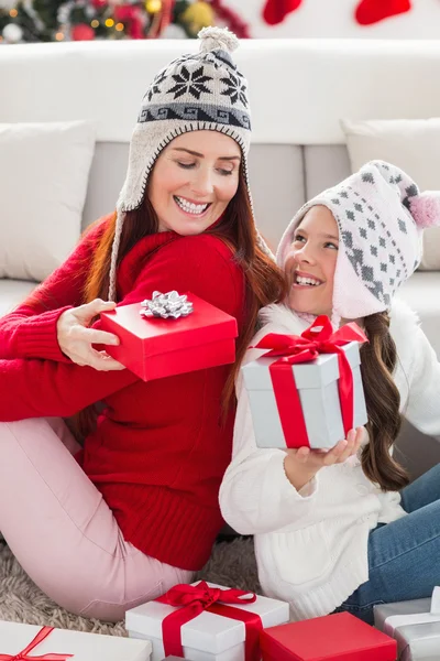 Mor och dotter byter julklappar vid jul — Stockfoto