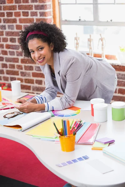 Innenarchitektin am Schreibtisch — Stockfoto